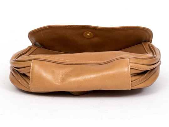 Strikling Gucci Leather Shoulder Bag