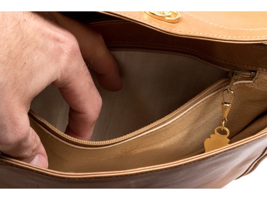 Strikling Gucci Leather Shoulder Bag