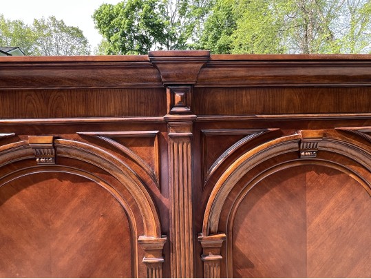 Quality Pulaski Furniture Carved Queen Size Sleigh Bed