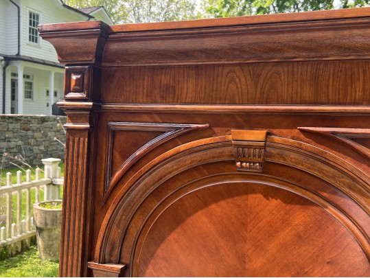 Quality Pulaski Furniture Carved Queen Size Sleigh Bed