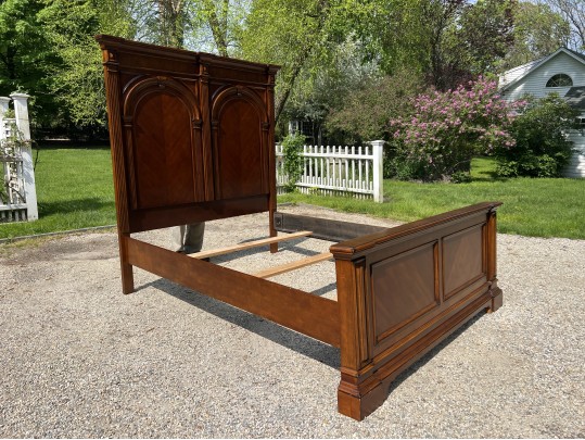 Quality Pulaski Furniture Carved Queen Size Sleigh Bed