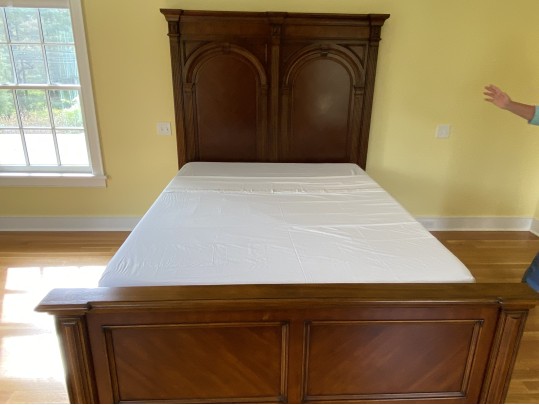 Quality Pulaski Furniture Carved Queen Size Sleigh Bed