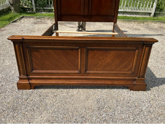 Quality Pulaski Furniture Carved Queen Size Sleigh Bed