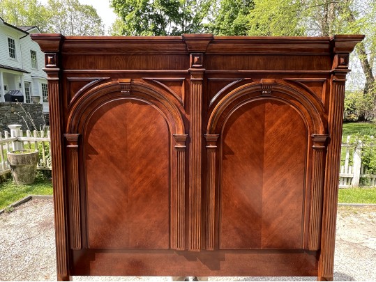 Quality Pulaski Furniture Carved Queen Size Sleigh Bed