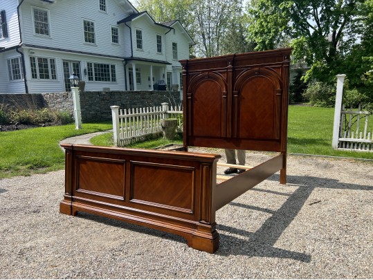 Quality Pulaski Furniture Carved Queen Size Sleigh Bed