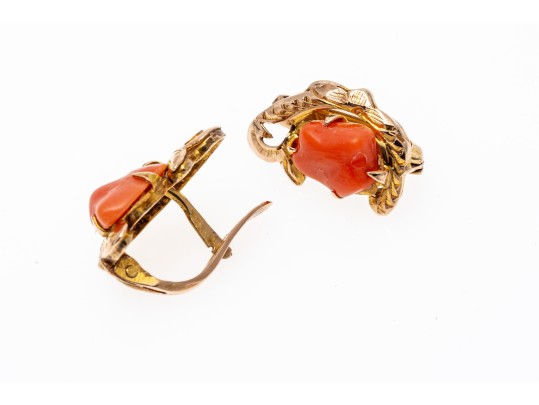 14K Yellow Gold Pretty Vintage Coral Decorative Earrings 