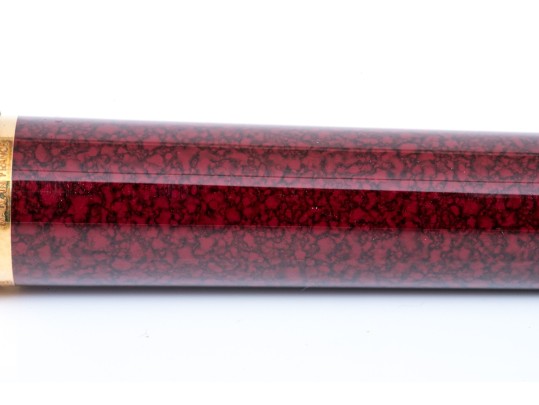 Cartier Iconic Ribbed Marbled Burgundy Composite And Gold Tone Ballpoint Pen