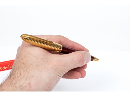 Cartier Iconic Ribbed Marbled Burgundy Composite And Gold Tone Ballpoint Pen