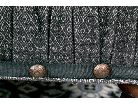 Fashionable Chesterfield Style Upholstered Sofa