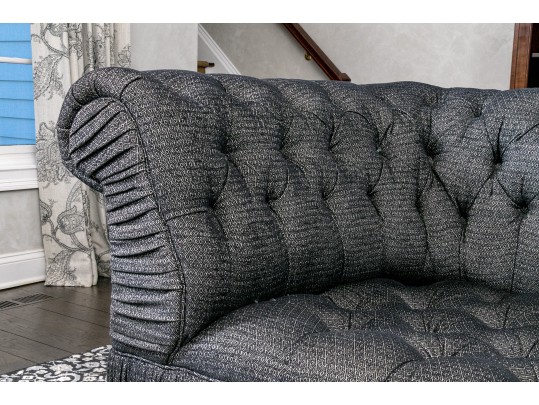 Fashionable Chesterfield Style Upholstered Sofa