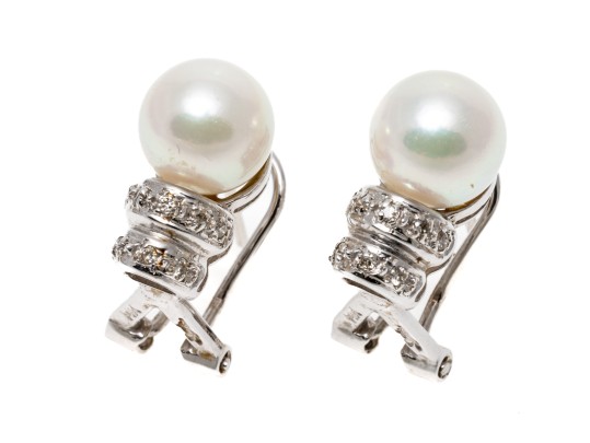 14k White Gold Pretty 7.5 Mm Cultured Pearl And Ribbed Diamond Set Earrings