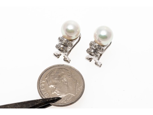14k White Gold Pretty 7.5 Mm Cultured Pearl And Ribbed Diamond Set Earrings