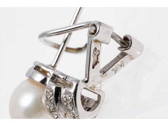 14k White Gold Pretty 7.5 Mm Cultured Pearl And Ribbed Diamond Set Earrings