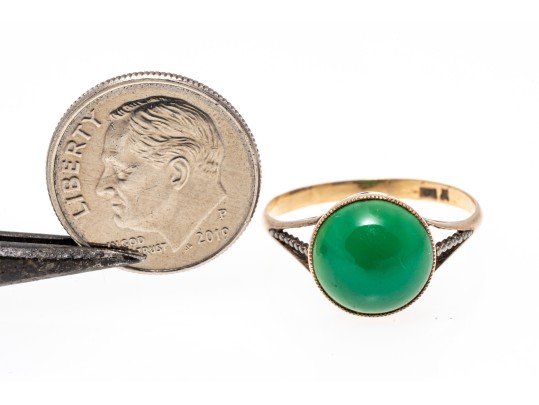 14k Yellow Gold Pretty Vintage Round Cabachon Green Chalcedony Ring, Size 7.75