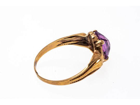 10k Gold Vintage Light Purple Glass Ring, Size Approximately 5.75