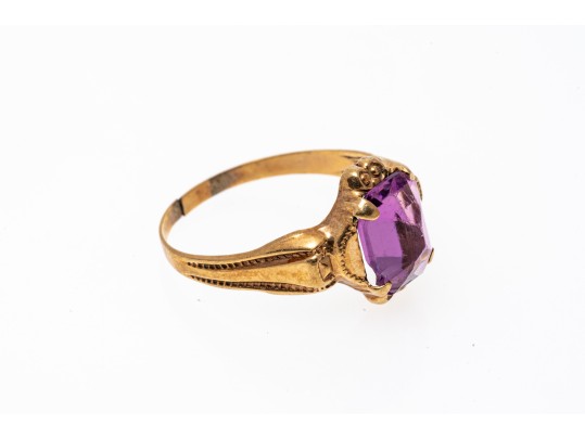 10k Gold Vintage Light Purple Glass Ring, Size Approximately 5.75
