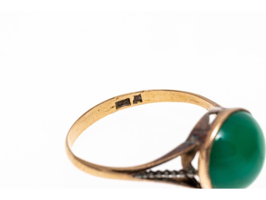 14k Yellow Gold Pretty Vintage Round Cabachon Green Chalcedony Ring, Size 7.75