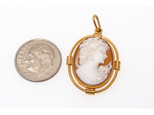 14k Yellow Gold Pretty Shell Cameo Style Pendant, With A Ribbed Patterned Frame