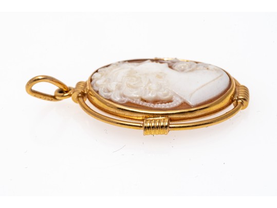 14k Yellow Gold Pretty Shell Cameo Style Pendant, With A Ribbed Patterned Frame