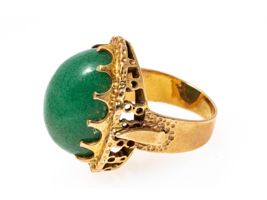 14k Yellow Gold Striking Chunky Vintage Oval Cabachon Green Jade Ring, Size 5.25
