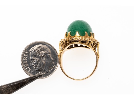 14k Yellow Gold Striking Chunky Vintage Oval Cabachon Green Jade Ring, Size 5.25