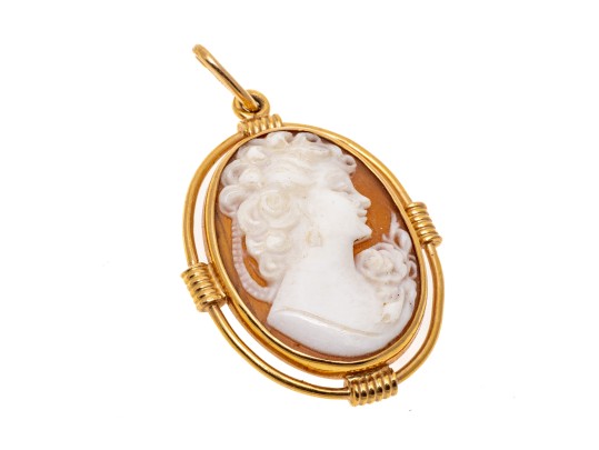 14k Yellow Gold Pretty Shell Cameo Style Pendant, With A Ribbed Patterned Frame
