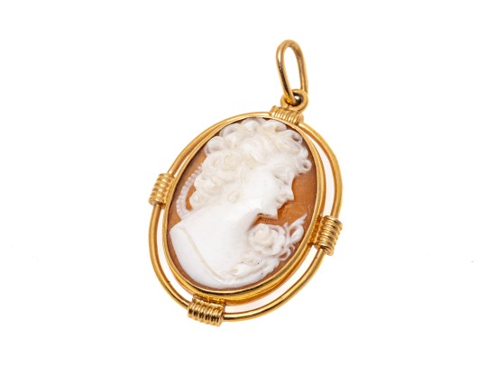 14k Yellow Gold Pretty Shell Cameo Style Pendant, With A Ribbed Patterned Frame