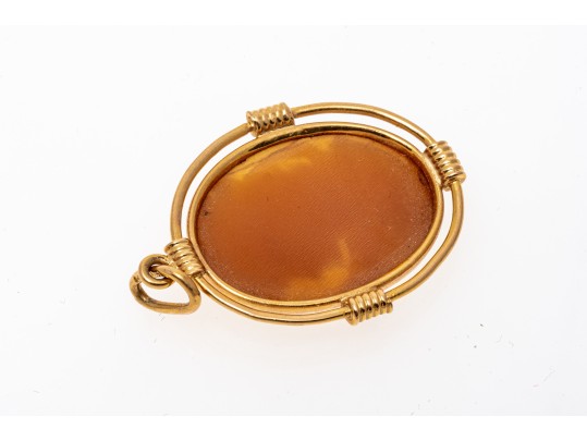 14k Yellow Gold Pretty Shell Cameo Style Pendant, With A Ribbed Patterned Frame