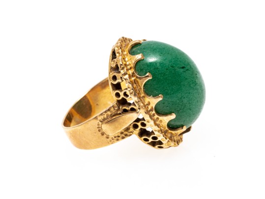 14k Yellow Gold Striking Chunky Vintage Oval Cabachon Green Jade Ring, Size 5.25