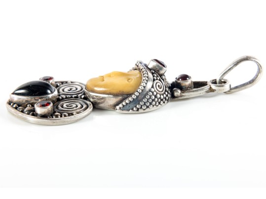 Balinese Sajen 925 Sterling Silver Garnet & Onyx Pendant