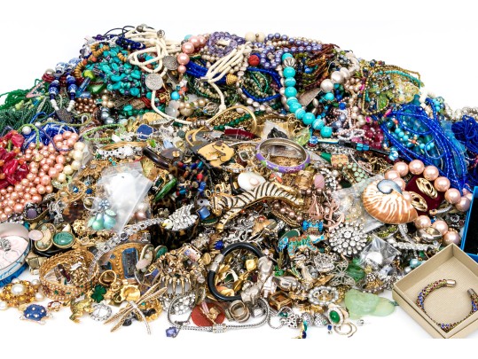 Very Large Lot Of Assorted Costume Jewelry Beaded Necklaces And Costume Jewelry