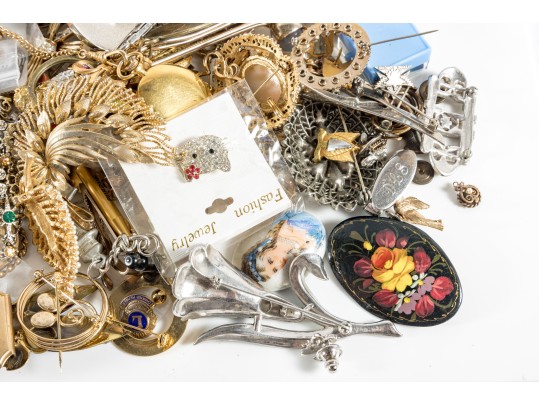 Substantial Lot Of Vintage Goldtone Fashion Brooches