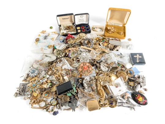 Substantial Lot Of Vintage Goldtone Fashion Brooches