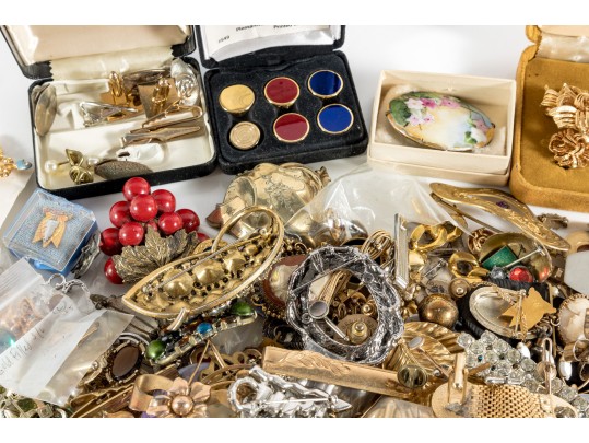 Substantial Lot Of Vintage Goldtone Fashion Brooches