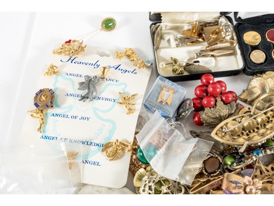 Substantial Lot Of Vintage Goldtone Fashion Brooches