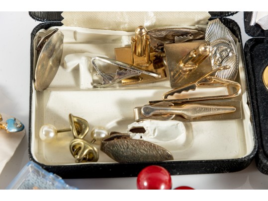 Substantial Lot Of Vintage Goldtone Fashion Brooches