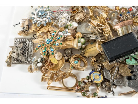 Substantial Lot Of Vintage Goldtone Fashion Brooches