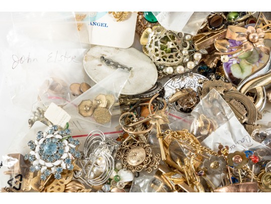 Substantial Lot Of Vintage Goldtone Fashion Brooches