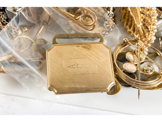 Substantial Lot Of Vintage Goldtone Fashion Brooches