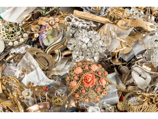 Substantial Lot Of Vintage Goldtone Fashion Brooches