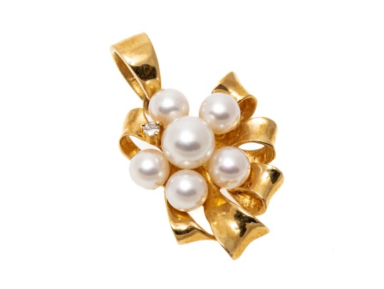 18k Yellow Gold Lovely Cultured Pearl And Ribbon Motif Pendant