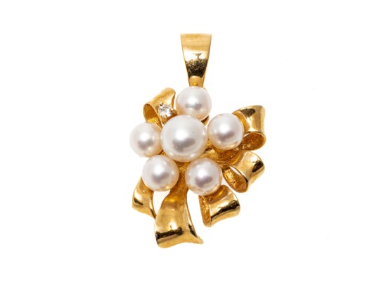 18k Yellow Gold Lovely Cultured Pearl And Ribbon Motif Pendant