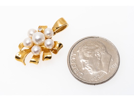 18k Yellow Gold Lovely Cultured Pearl And Ribbon Motif Pendant
