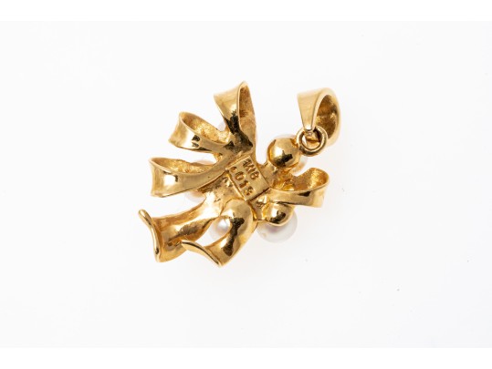 18k Yellow Gold Lovely Cultured Pearl And Ribbon Motif Pendant