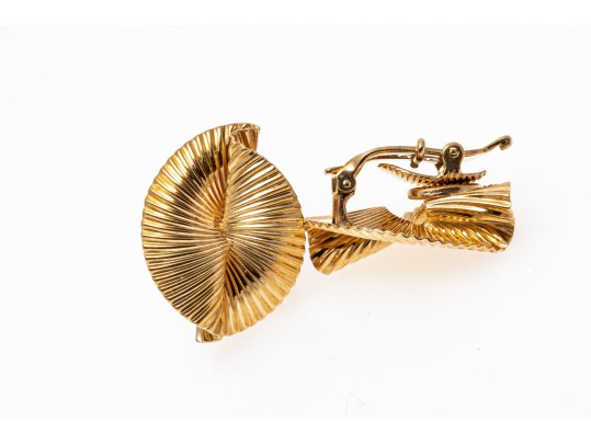 Opposing Ribbed Clip Back Earrings