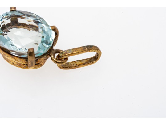 Simple 18K And Oval Aquamarine Pendant