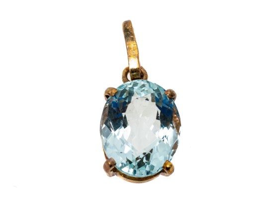 Simple 18K And Oval Aquamarine Pendant