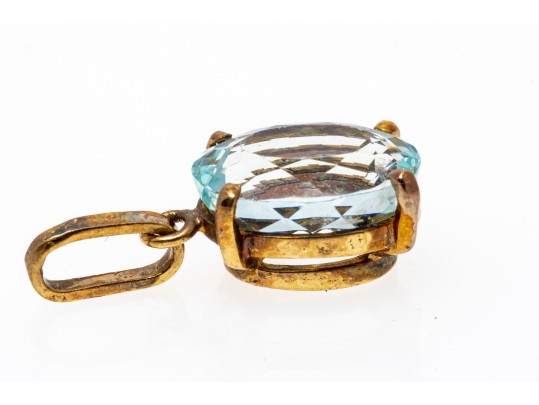Simple 18K And Oval Aquamarine Pendant