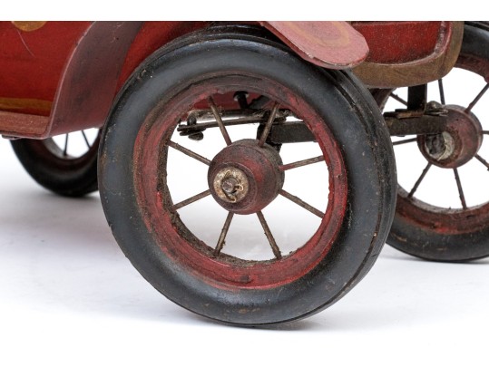 Decorative Paint Finished Metallic Antique Car Model