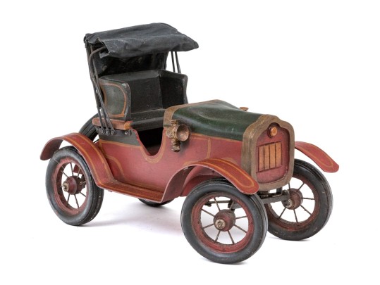 Decorative Paint Finished Metallic Antique Car Model